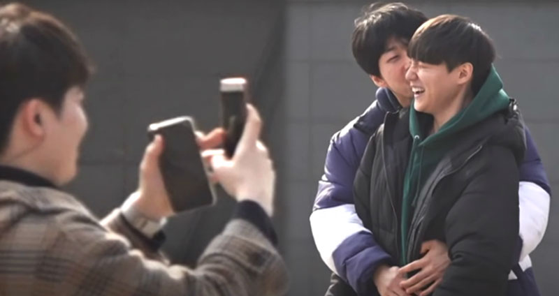 คู่เกย์เกาหลี ลองหอมแก้มกลางสาธารณะ เพื่อสังเกตปฏิกิริยาของคนในสังคม ที่มีต่อพวกเขา…