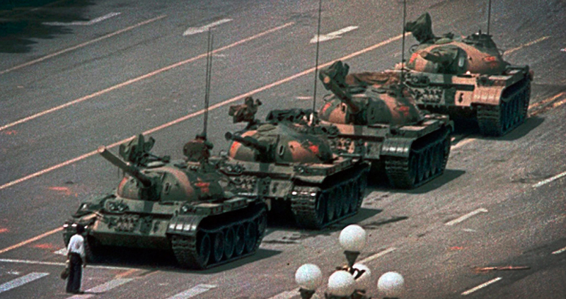 ย้อนรอยภาพ “Tank Man” ชายที่ออกมายืนขวางขบวนรถถัง เพื่อต่อต้านความรุนแรงในจีน