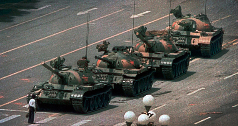 ย้อนรอยภาพ “Tank Man” ชายที่ออกมายืนขวางขบวนรถถัง เพื่อต่อต้านความรุนแรงในจีน