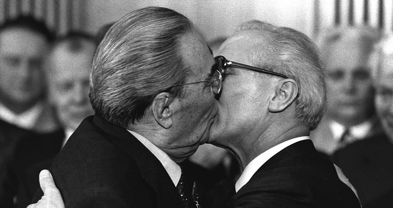 ย้อนรอยภาพ “การจูบ” ระหว่างสองผู้นำคอมมิวนิสต์ ที่โด่งดังจนไปโผล่บนกำแพงเบอร์ลิน