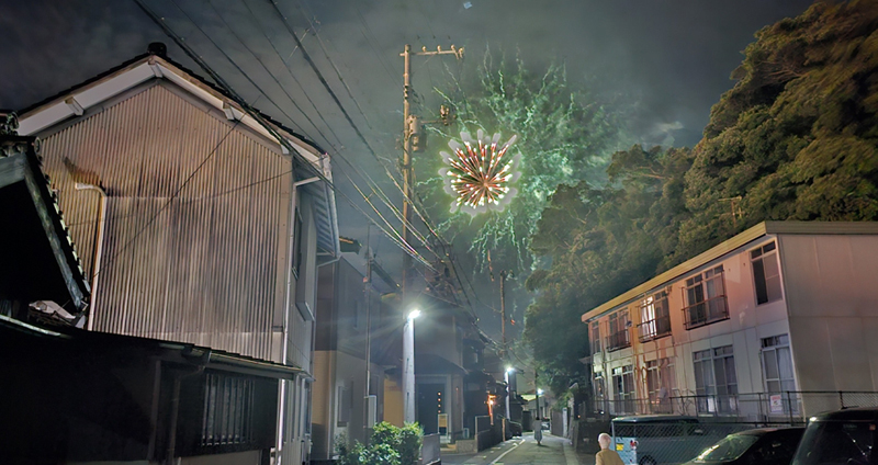 อยากจะถ่ายรูปพลุบนฟ้าสวยๆ แต่ถ่ายไม่รูปไม่ค่อยเก่ง ผลออกมาเหมือนสัตว์ประหลาด กำลังทะลุประตูมิติออกมา